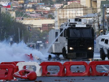 Barricadas y disturbios se registran en Valparaíso tras marcha por los 50 años del golpe de Estado