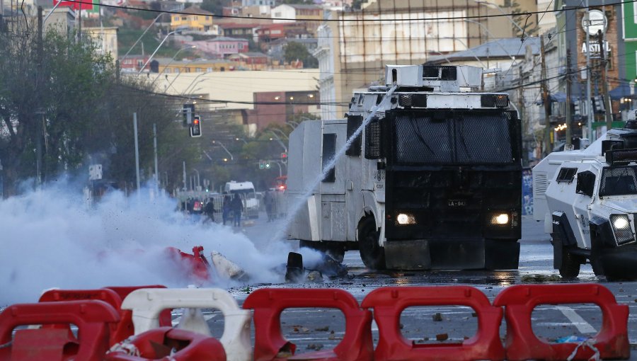 Barricadas y disturbios se registran en Valparaíso tras marcha por los 50 años del golpe de Estado