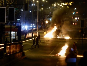 Camarógrafo baleado, cinco carabineros lesionados y 25 detenidos dejó violenta noche en la región Metropolitana