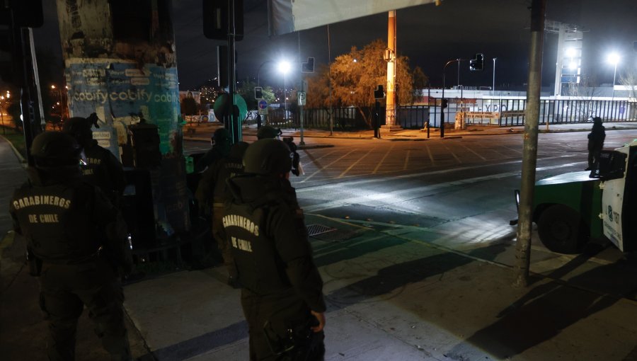 Mujer denuncia haber recibido un disparo de carabineros en el ojo mientras miraba una barricada en la población La Victoria