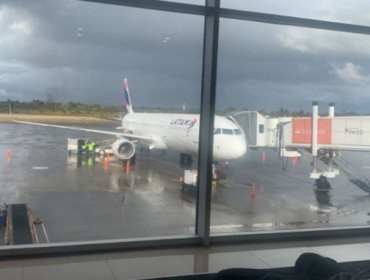 Avión con destino a Santiago fue evacuado de emergencia en Puerto Montt por presunto aviso de bomba