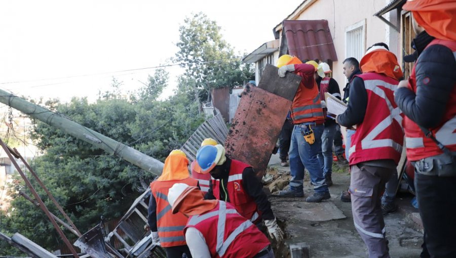 Deslizamientos de tierra movilizaron a equipos de emergencia a los cerros Ramaditas y Cordillera de Valparaíso