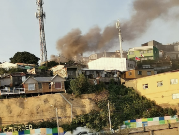 Incendio estructural destruye una vivienda en el cerro Merced de Valparaíso: corte de luz afecta a varios sectores de la comuna