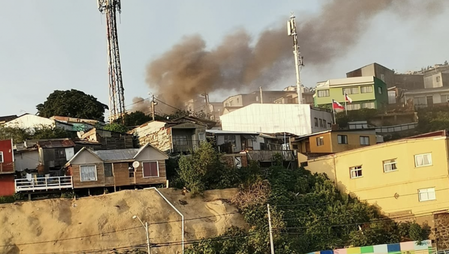 Incendio estructural destruye una vivienda en el cerro Merced de Valparaíso: corte de luz afecta a varios sectores de la comuna