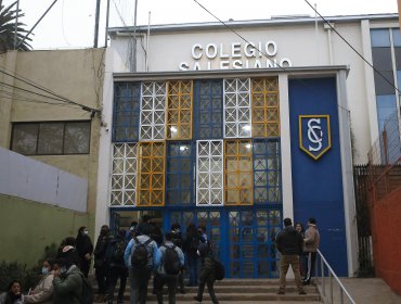 Corte deja sin efecto multa aplicada a colegio de Valparaíso por instalación de pórtico detector de metales en ingreso al recinto