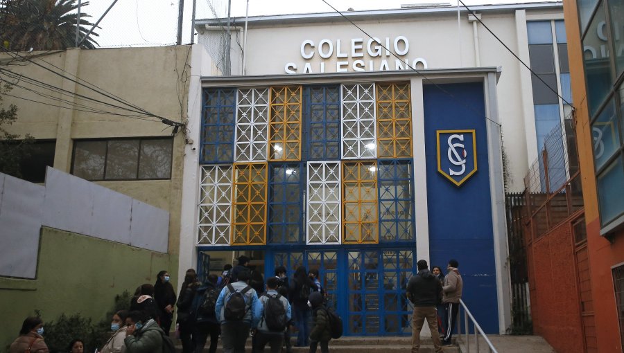 Corte deja sin efecto multa aplicada a colegio de Valparaíso por instalación de pórtico detector de metales en ingreso al recinto