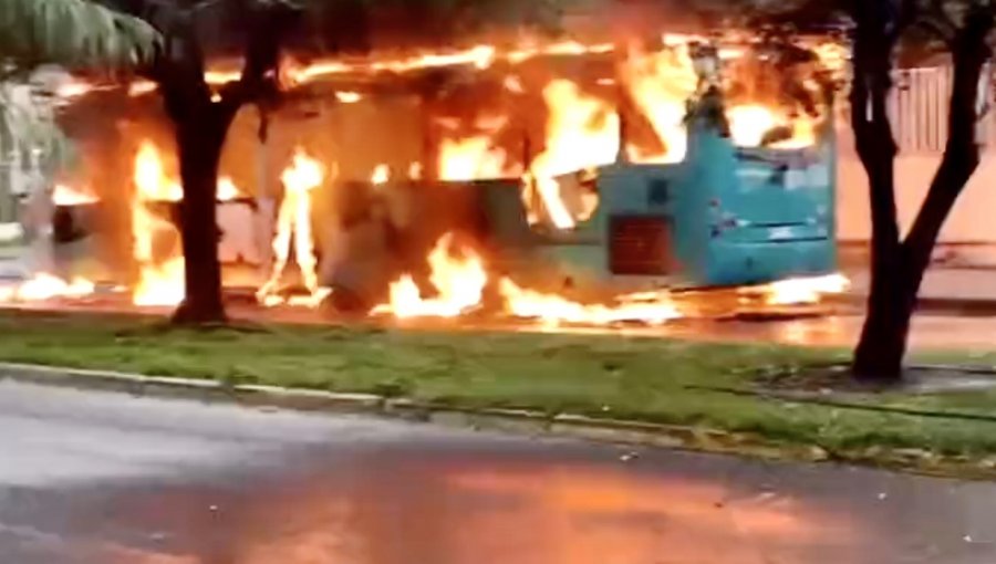 Sujetos encapuchados y con overoles blancos quemaron dos buses del sistema Red en las cercanías del Liceo de Aplicación