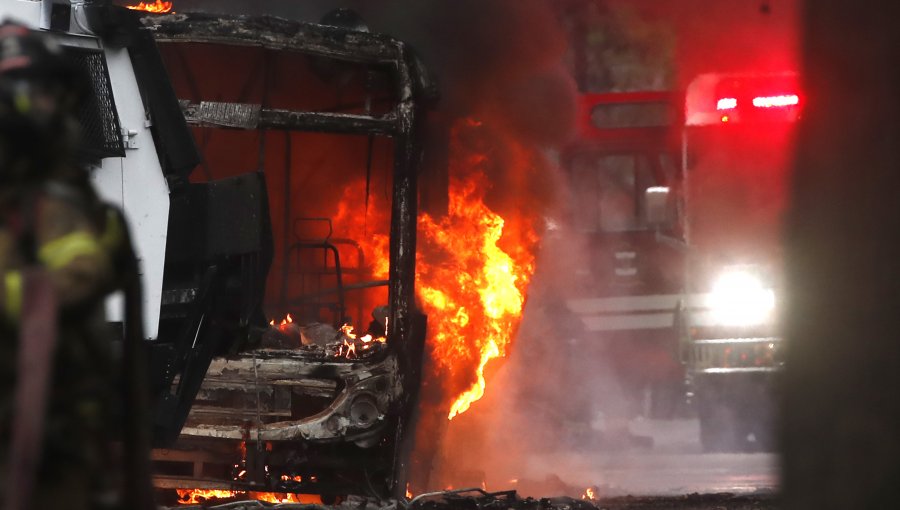 Municipio de Santiago condenó "acción criminal" de overoles blancos que incendiaron buses en cercanías del Liceo de Aplicación