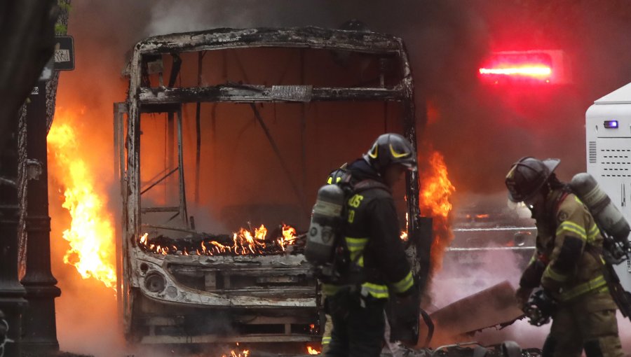 Gobierno se querellará por la quema de dos buses del sistema RED en cercanías del Liceo de Aplicación