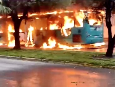 Sujetos encapuchados y con overoles blancos quemaron dos buses del sistema Red en las cercanías del Liceo de Aplicación