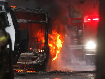 Municipio de Santiago condenó "acción criminal" de overoles blancos que incendiaron buses en cercanías del Liceo de Aplicación