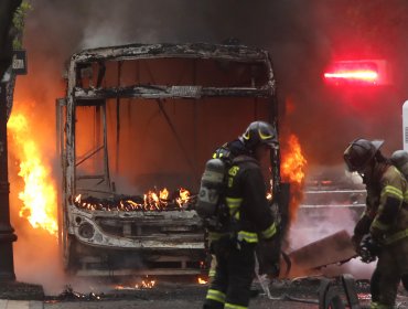 Gobierno se querellará por la quema de dos buses del sistema RED en cercanías del Liceo de Aplicación