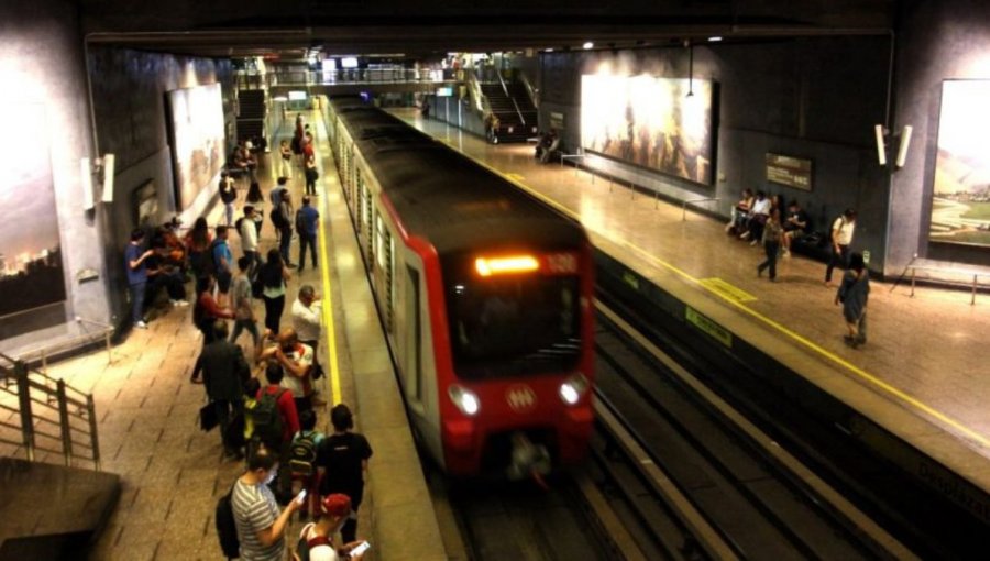 Metro de Santiago tendrá horario extendido hasta las 00:30 horas para quienes asistan a las fondas del Parque O'Higgins