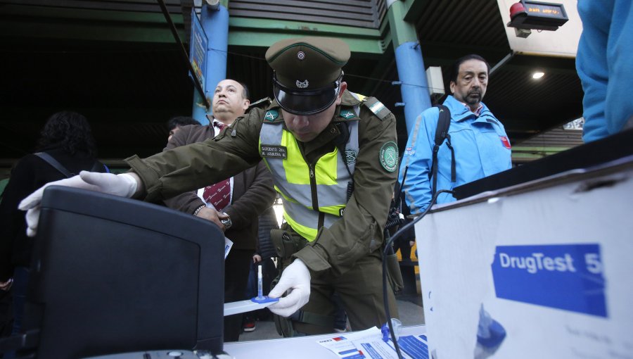 Fiscalización en terminal de buses de Santiago permite hallar marihuana y éxtasis en poder de un joven pasajero