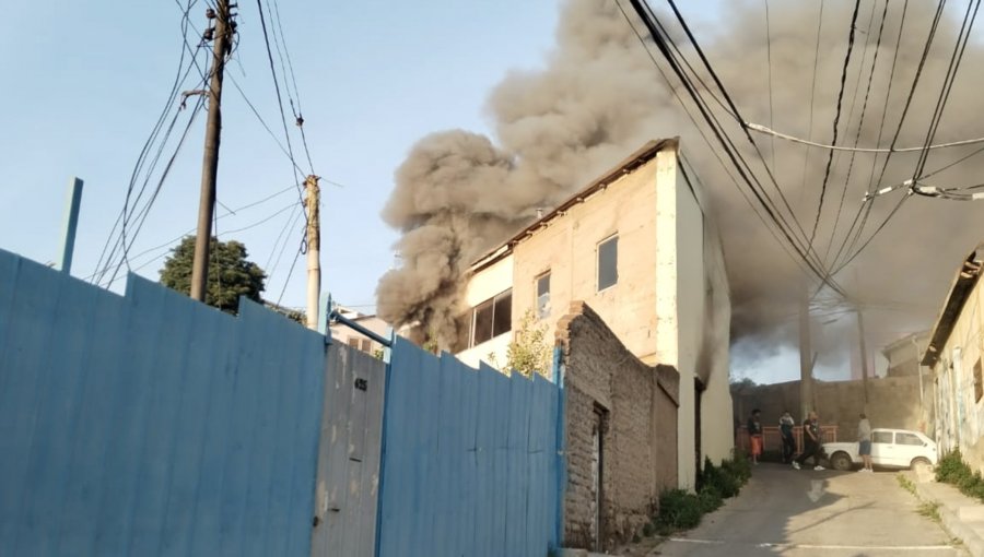 Tragedia en el cerro Merced de Valparaíso: hombre murió mientras ayudaba a víctimas de incendio registrado 24 horas antes