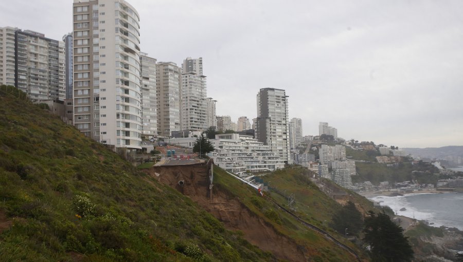 Abogada y académica que asesoró a vecinos afectados por socavón en Reñaca: "Será difícil lograr la operatividad de los seguros"