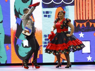 Senadora Campillai bailó su "cueca inclusiva" en inauguración de fondas en Santiago