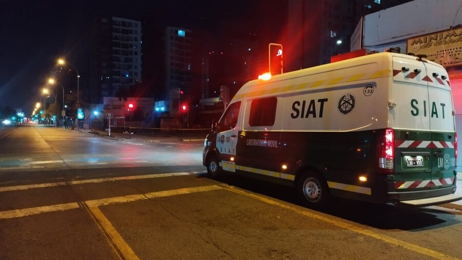 Conductor se da a la fuga al subirse a la vereda y atropellar a dos personas en Estación Central: Una de las víctimas falleció