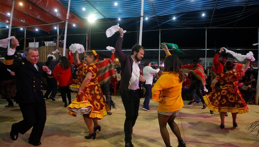 Diputados proponen declarar cueca y tonada como patrimonio cultural inmaterial