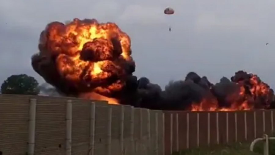 Niña de 5 años muere al estrellarse un avión en una exhibición aérea en Italia