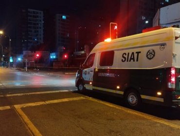Conductor se da a la fuga al subirse a la vereda y atropellar a dos personas en Estación Central: Una de las víctimas falleció