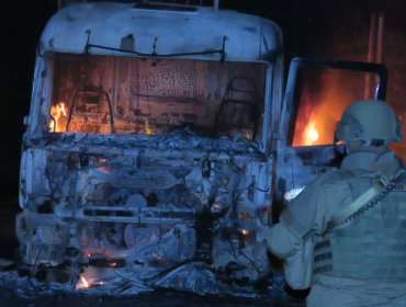 Desconocidos quemaron galpón con cuatro camiones forestales en nuevo atentado en La Araucanía