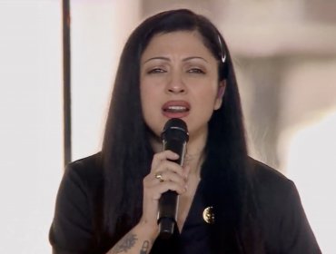 Mon Laferte sacó aplausos tras ácida pregunta por su homenaje a Víctor Jara en La Moneda