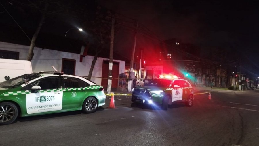 Un muerto y dos heridos deja ataque a balazos en el barrio Brasil de Santiago: mujer embarazada está en estado grave