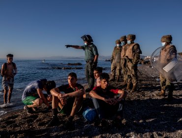 Comisión Europea presenta plan que prevé acelerar las deportaciones de migrantes