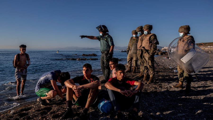 Comisión Europea presenta plan que prevé acelerar las deportaciones de migrantes