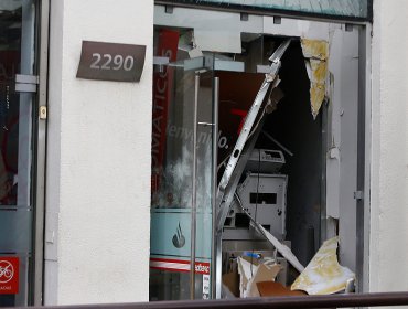 Encapuchados explotan cajero automático y roban dinero de su interior en Temuco