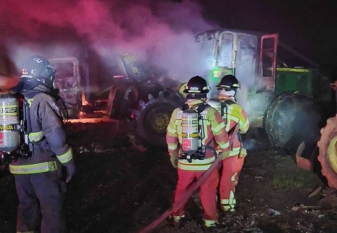 Encapuchados queman 8 máquinarias y camiones en nuevo atentado en La Araucanía