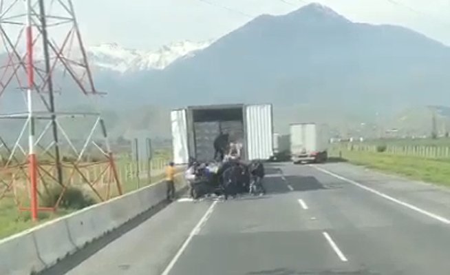 Delincuentes asaltaron camión que estaba detenido debido a la alta congestión en ruta de Los Andes