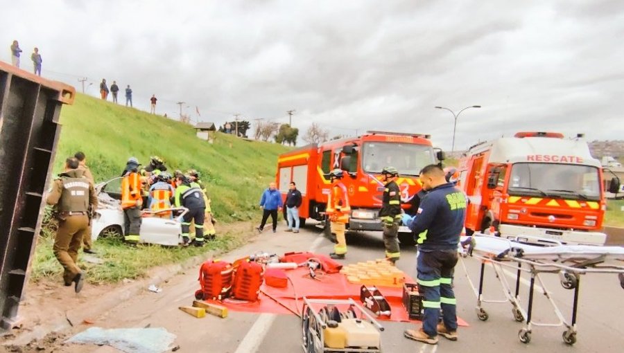 Contenedor cae desde camión y aplasta un vehículo en San Antonio: una persona fue rescatada tras quedar atrapada