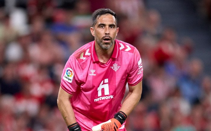 Claudio Bravo dejó atrás su lesión y jugó en ajustada caída del Betis ante Rangers por Europa League