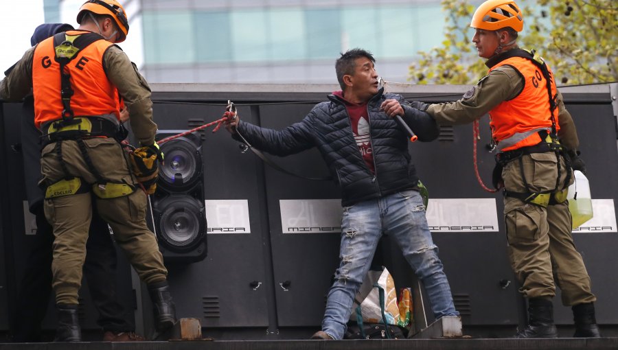 Detienen a dos sujetos que treparon señalética de la Alameda para realizar una protestar