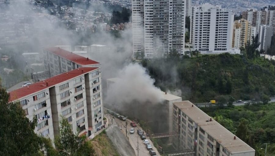 Incendio afectó a departamento en cerro Rodelillo de Valparaíso: vecinos evacuaron sus domicilios de manera preventiva