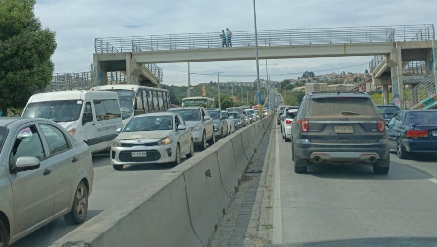 Carabinero resultó con lesiones graves tras accidente en Av. Borgoño de Viña del Mar: incidente generó alta congestión