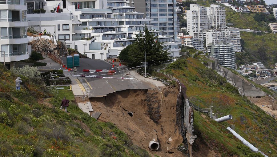 Reunión con vecinos afectados por socavones en Reñaca debió postergarse porque no llegaron todos los organismos públicos