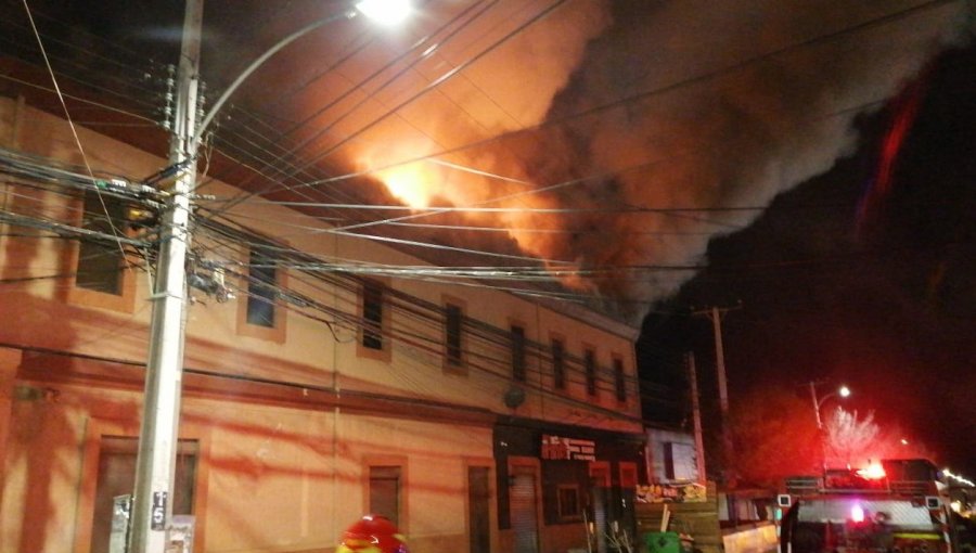 Incendio de grandes proporciones afecta a locales comerciales en pleno centro de Limache