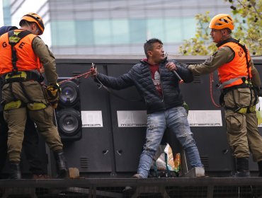 Detienen a dos sujetos que treparon señalética de la Alameda para realizar una protestar