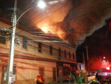 Incendio de grandes proporciones afecta a locales comerciales en pleno centro de Limache