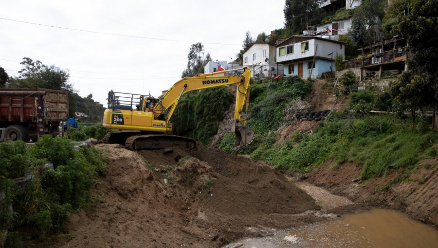 Inician limpieza y desmalezamiento de tranques para evitar emergencias tras las últimas precipitaciones en Valparaíso