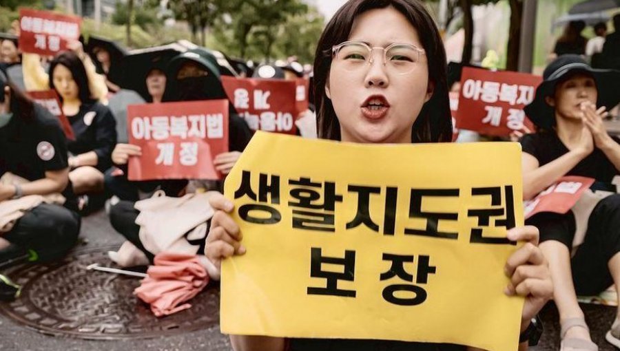 Tras un suicidio y semanas de protestas, Corea del Sur toma medidas para proteger a profesores de los padres abusadores