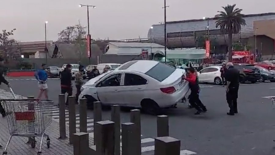 Violento "turbazo" en supermercado termina con guardia atropellado por "mecheros" en La Florida