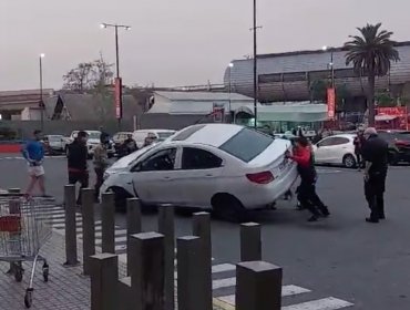 Violento "turbazo" en supermercado termina con guardia atropellado por "mecheros" en La Florida