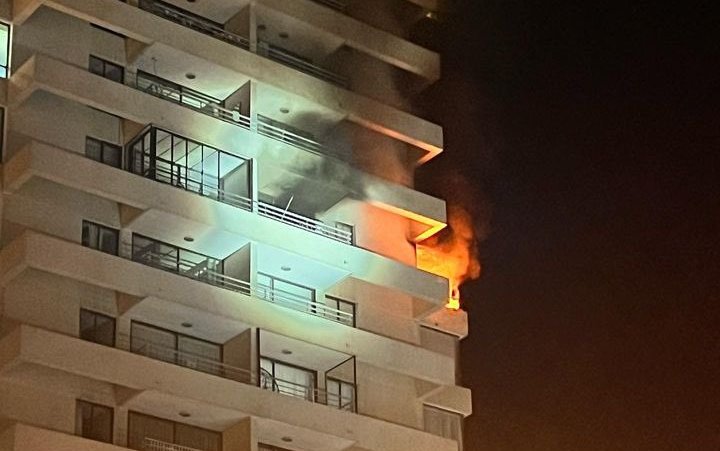 Incendio consume un departamento en piso 11 de edificio en Viana con Traslaviña en Viña del Mar