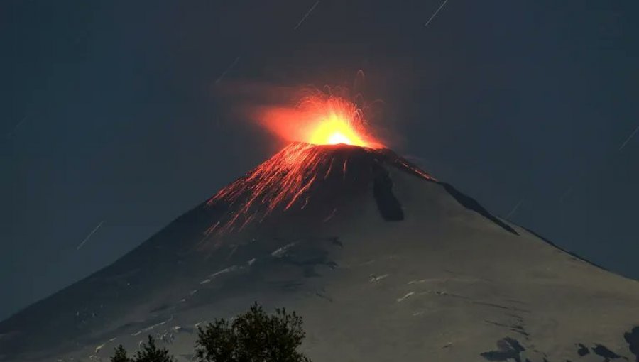 Actividad del volcán Villarrica obliga a suspender las clases en dos comunas de La Araucanía y a trasladar a pacientes de hospital