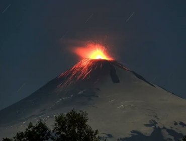 Actividad del volcán Villarrica obliga a suspender las clases en dos comunas de La Araucanía y a trasladar a pacientes de hospital