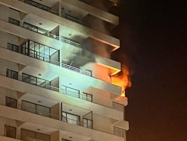 Incendio consume un departamento en piso 11 de edificio en Viana con Traslaviña en Viña del Mar